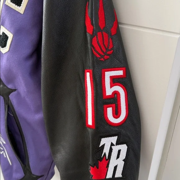 Mitchell & Ness Toronto Raptors Varsity - Picture 6 of 17
